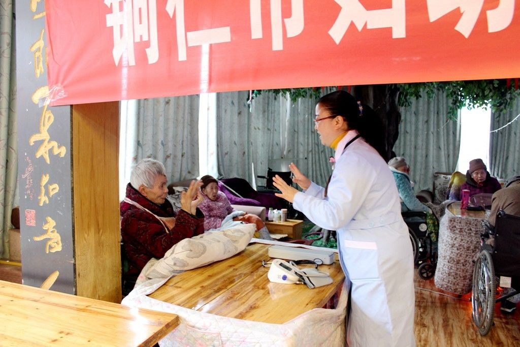 惠泽妇孺 关爱老人丨我院走进逸馨园养老院开展慰问义诊活动