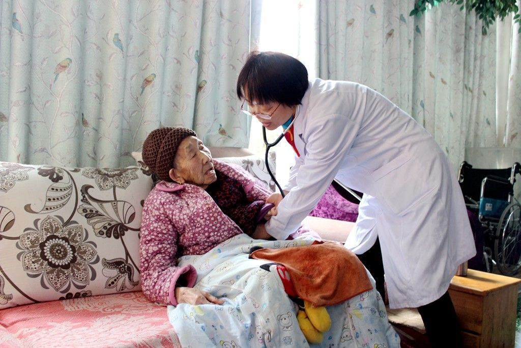 惠泽妇孺 关爱老人丨我院走进逸馨园养老院开展慰问义诊活动