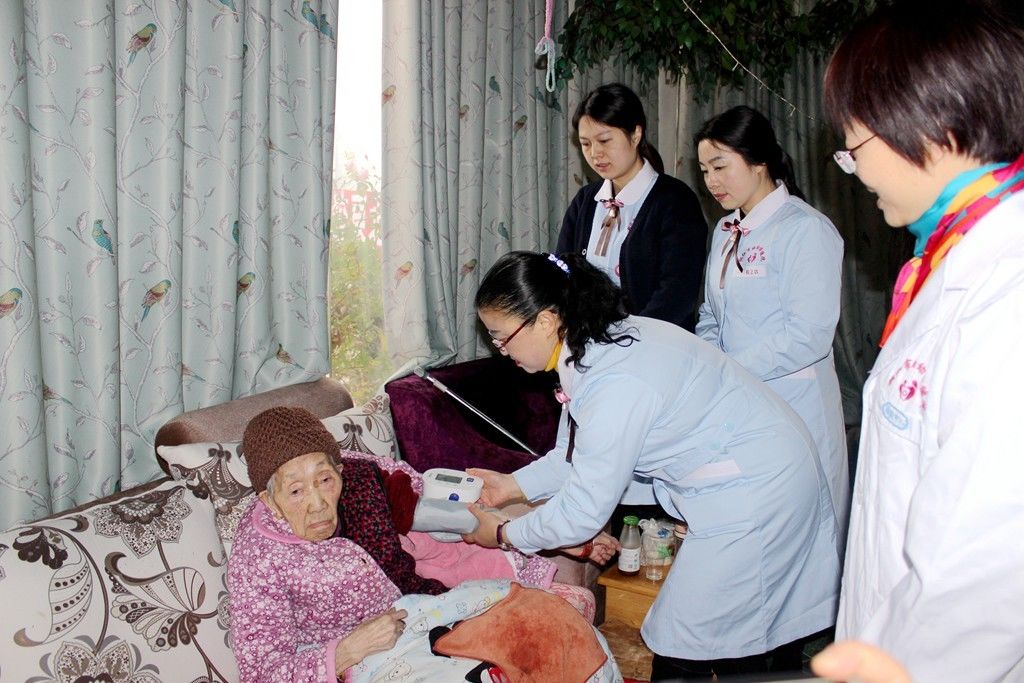 惠泽妇孺 关爱老人丨我院走进逸馨园养老院开展慰问义诊活动