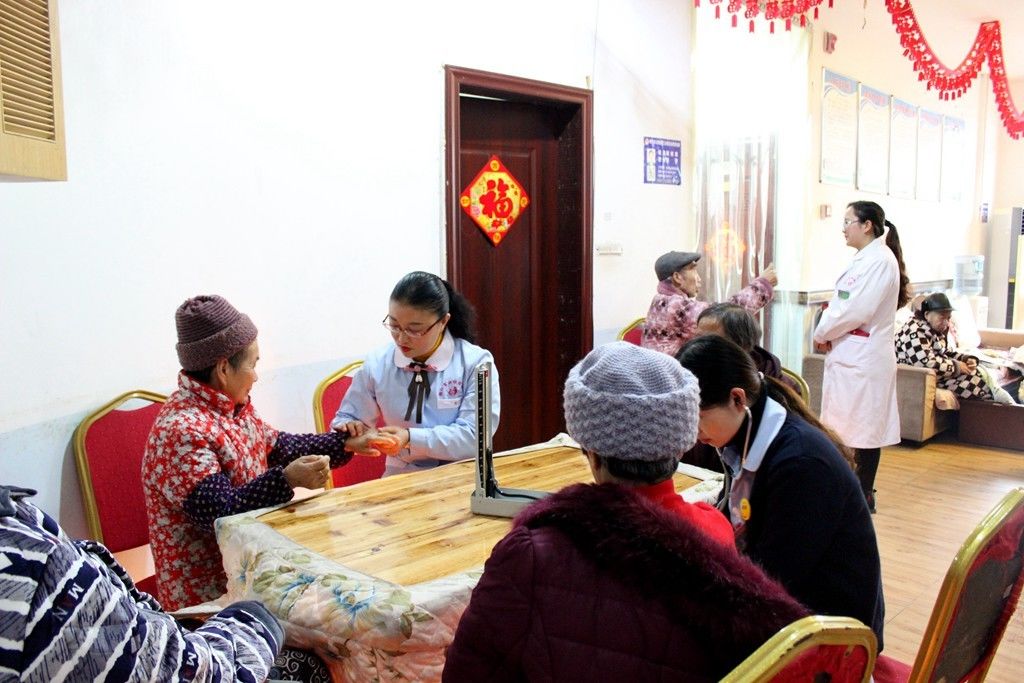 惠泽妇孺 关爱老人丨我院走进逸馨园养老院开展慰问义诊活动