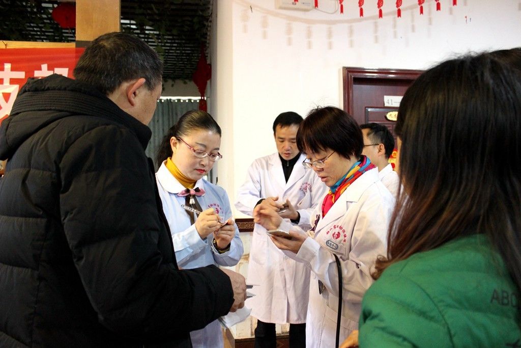 惠泽妇孺 关爱老人丨我院走进逸馨园养老院开展慰问义诊活动