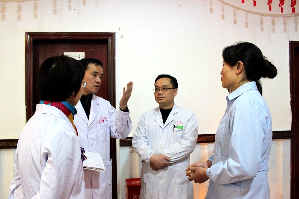 惠泽妇孺 关爱老人丨我院走进逸馨园养老院开展慰问义诊活动