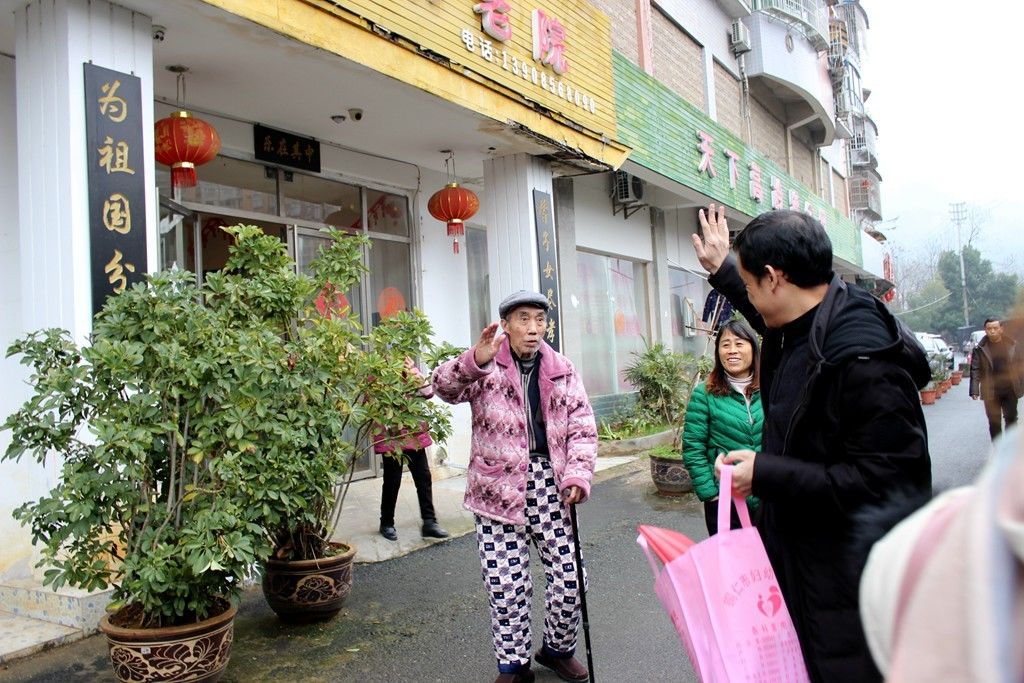 惠泽妇孺 关爱老人丨我院走进逸馨园养老院开展慰问义诊活动