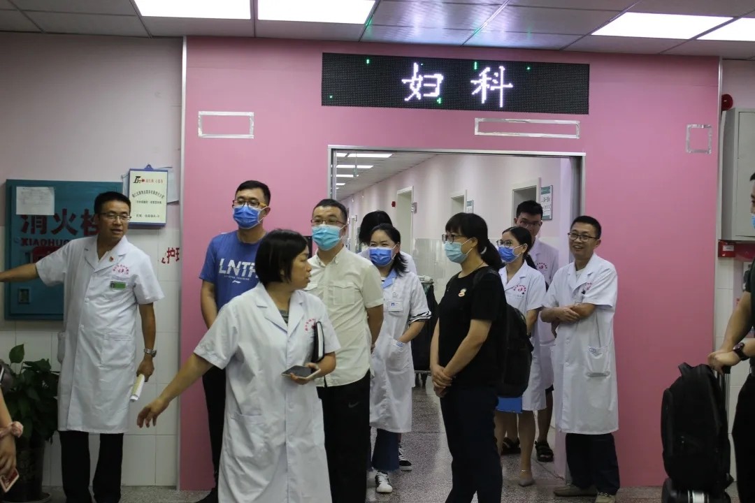 贵州医科大学附属医院妇科单孔腹腔镜手术团队来我院指导工作