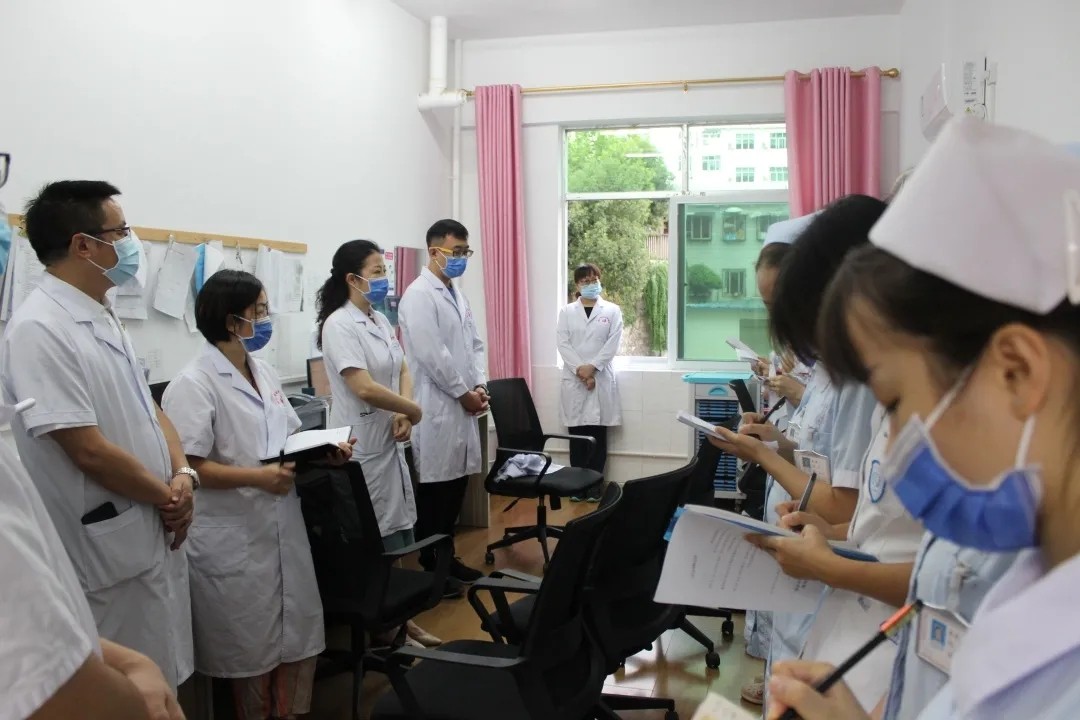 贵州医科大学附属医院妇科单孔腹腔镜手术团队来我院指导工作