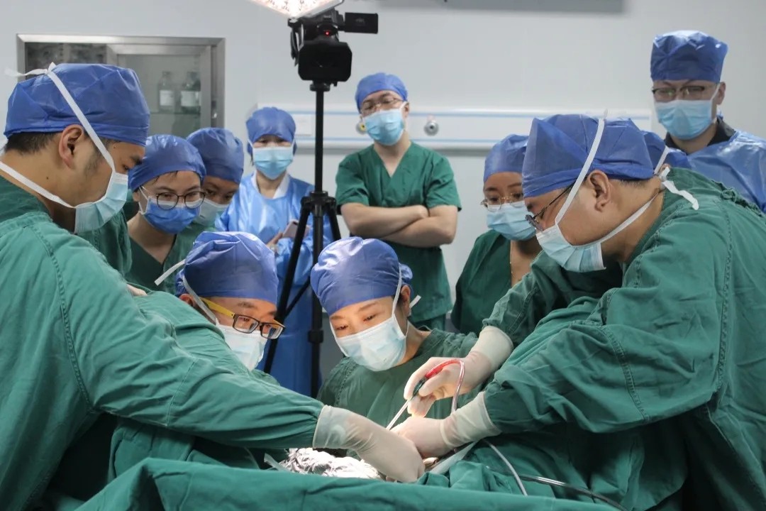 贵州医科大学附属医院妇科单孔腹腔镜手术团队来我院指导工作