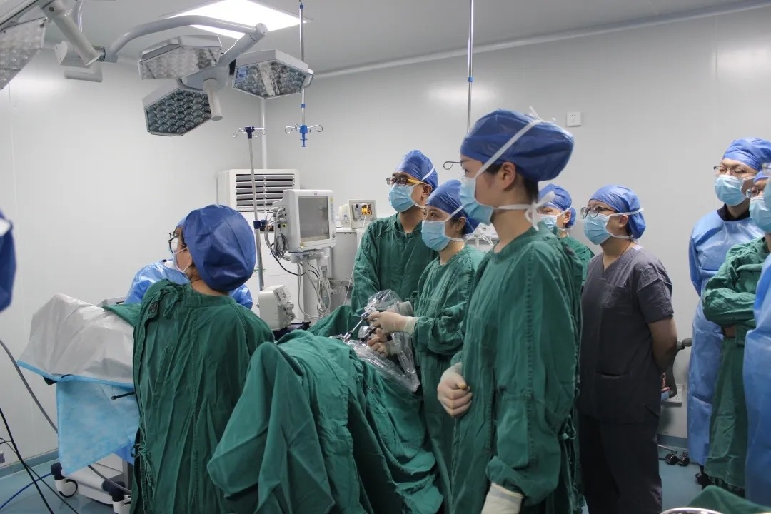 贵州医科大学附属医院妇科单孔腹腔镜手术团队来我院指导工作